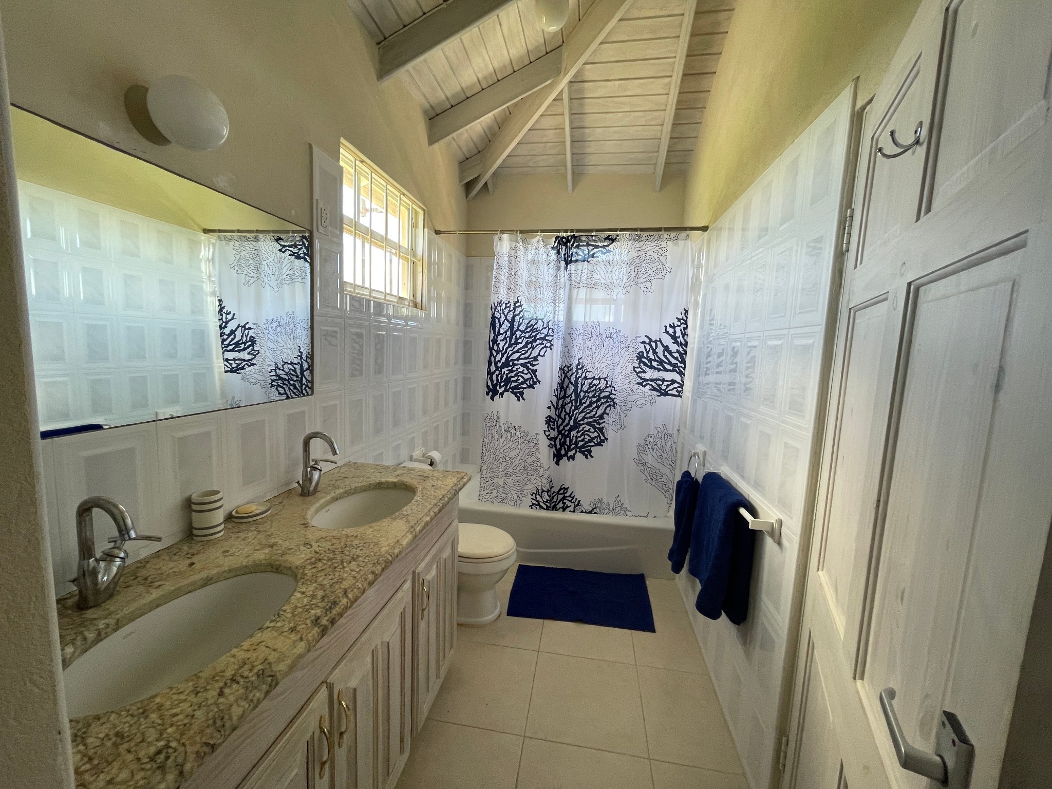Holland Park Villa master ensuite bathroom with double vanity and bath